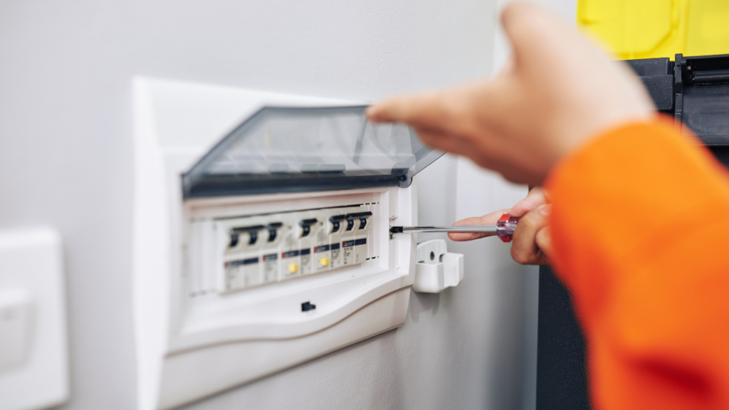 Podsłuch może zostać umieszczony w instalacji elektrycznej, która zapewnia dostęp do stałego źródła zasilania